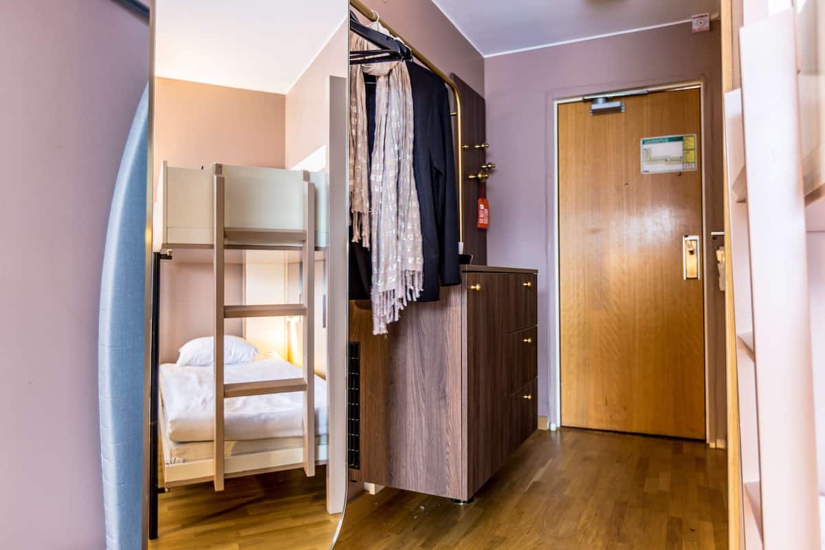 Familjerum (Four) | 1 sovrum, värdeförvaringsskåp på rummet och skrivbord