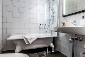 Suite (Master) | In-room safe, desk, blackout drapes, iron/ironing board
