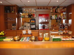 Daily cooked-to-order breakfast (EUR 15 per person)