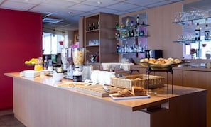 Daily cooked-to-order breakfast (EUR 15 per person)