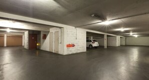 Stationnement libre-service payant (12 EUR par jour)