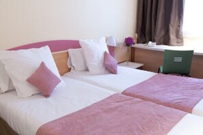 Standard Twin Room, 2 Single Beds | Desk, soundproofing, iron/ironing board, free WiFi