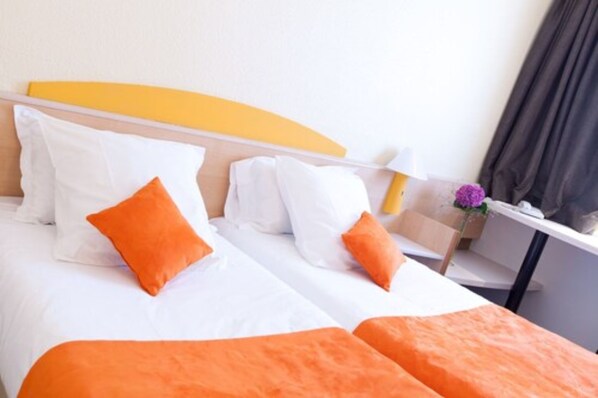 Standard Twin Room, 2 Single Beds | Desk, soundproofing, iron/ironing board, free WiFi