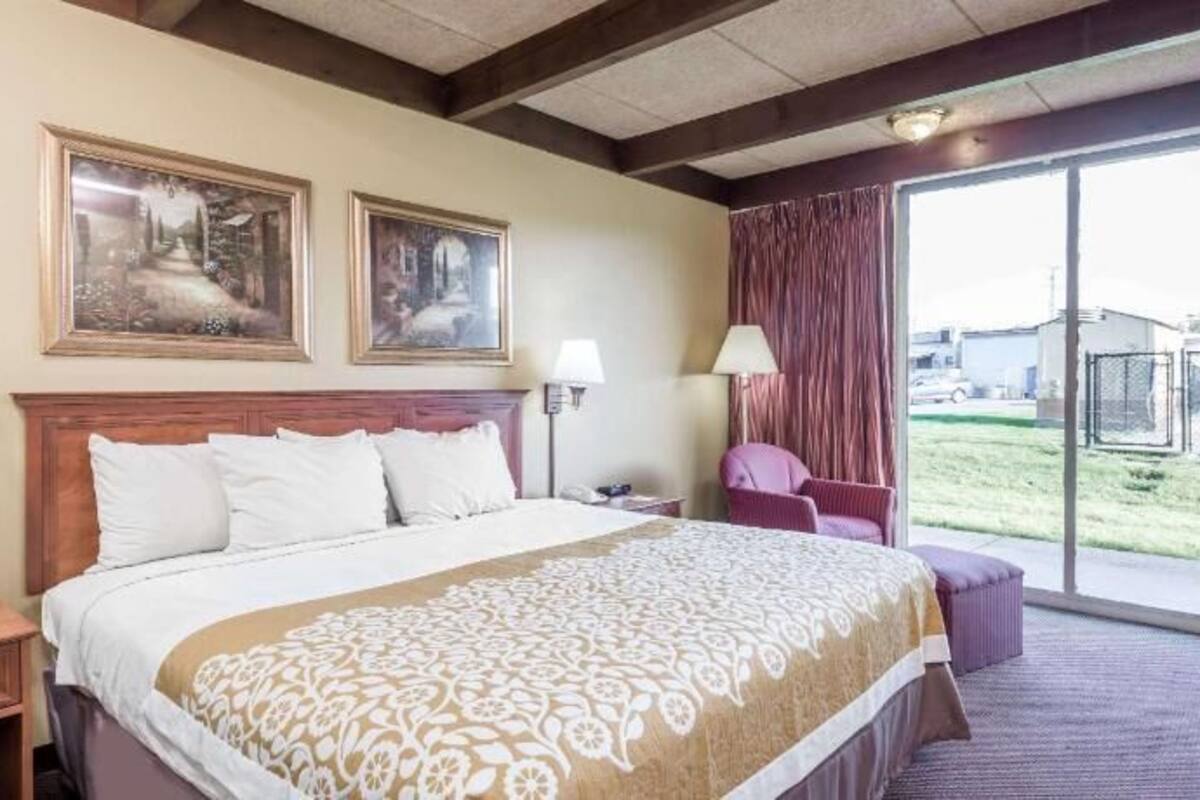 Desk, blackout drapes, free WiFi, bed sheets