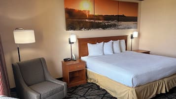 Room, 1 King Bed | Desk, blackout drapes, free WiFi, bed sheets