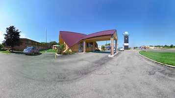 Un Days Inn con un techo morado característico y una torre alta con el nombre del hotel.
