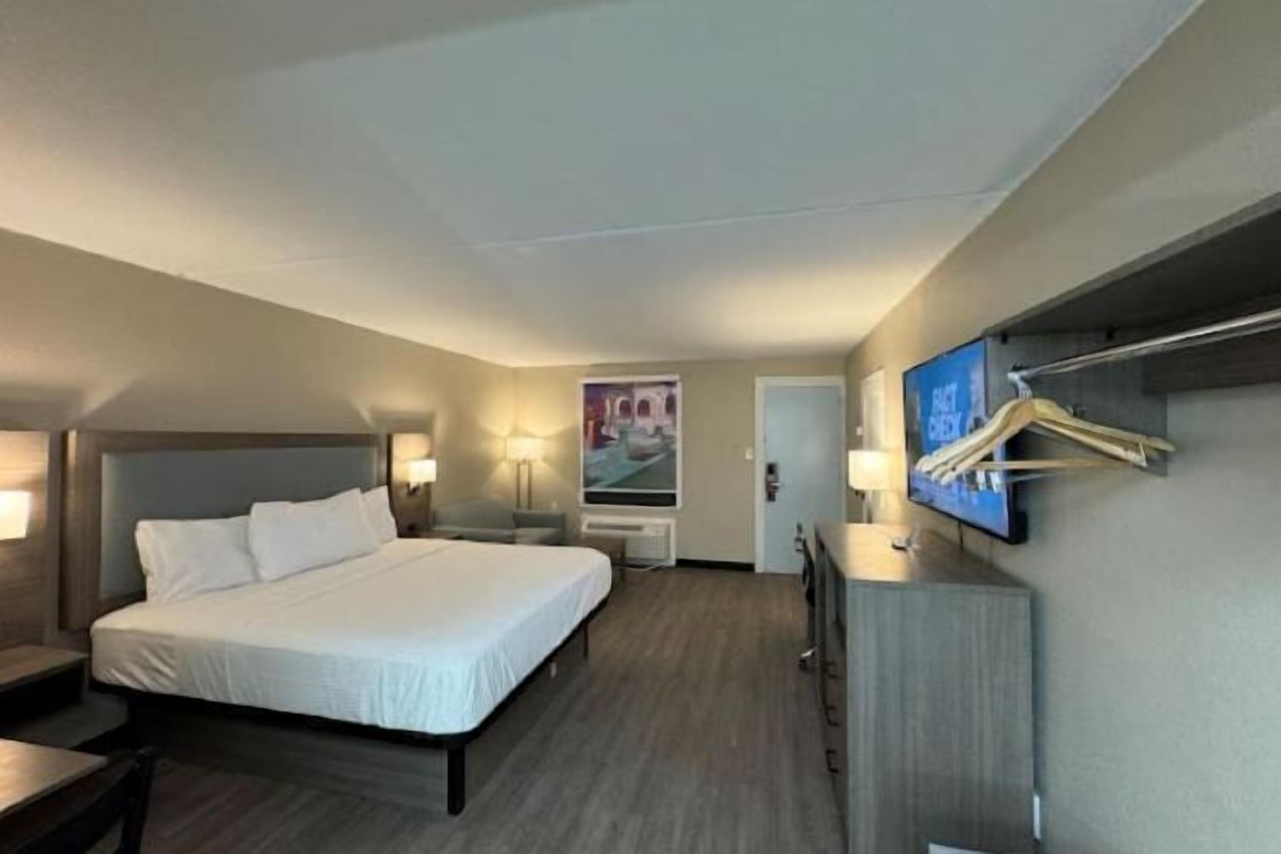 Premium bedding, individually decorated, individually furnished, desk