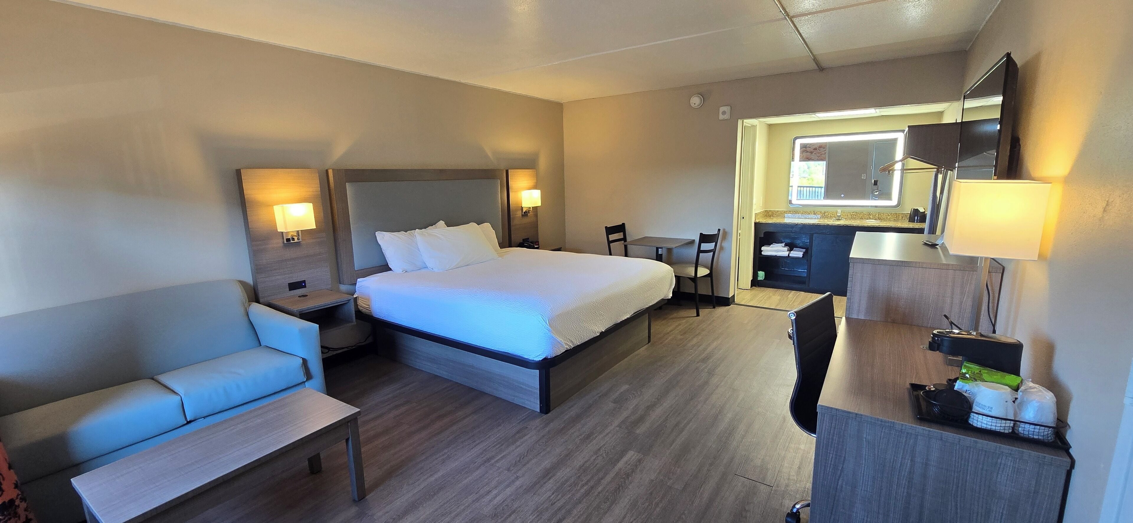 Studio Suite, 1 King Bed, Non Smoking | Premium bedding, individually decorated, individually furnished, desk