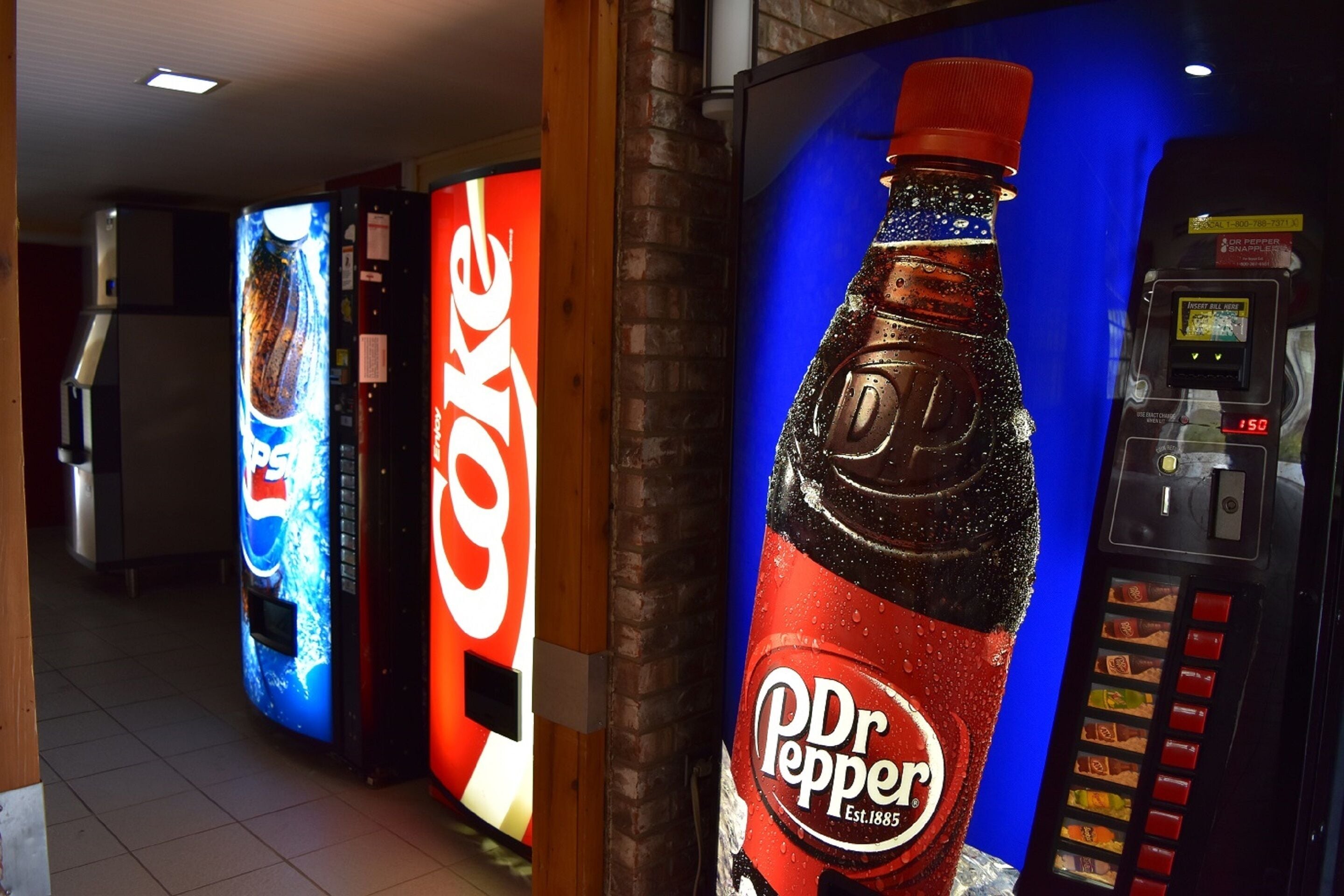 Un distributeur automatique de Dr Pepper et un autre de Pepsi, situés dans un espace commercial.