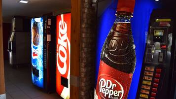 En försäljningsautomat för Dr Pepper och en för Pepsi, placerade i en kommersiell miljö.