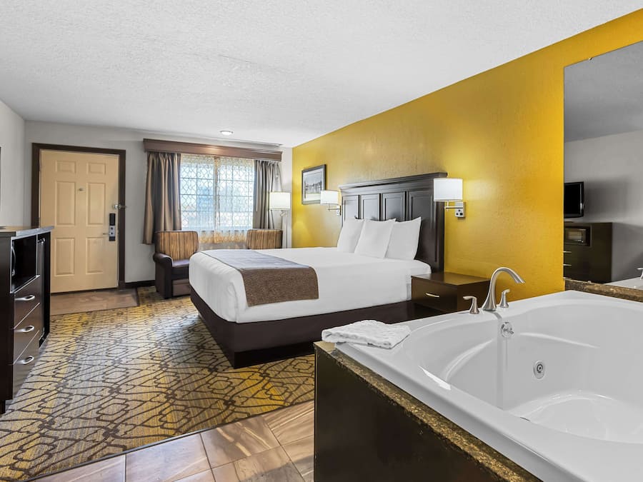 Standard Room, 1 King Bed, Non Smoking, Jetted Tub | Desk, blackout curtains, iron/ironing board, cots/infant beds