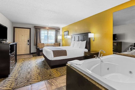 Standard Room, 1 King Bed, Non Smoking, Jetted Tub | Desk, blackout drapes, iron/ironing board, cribs/infant beds