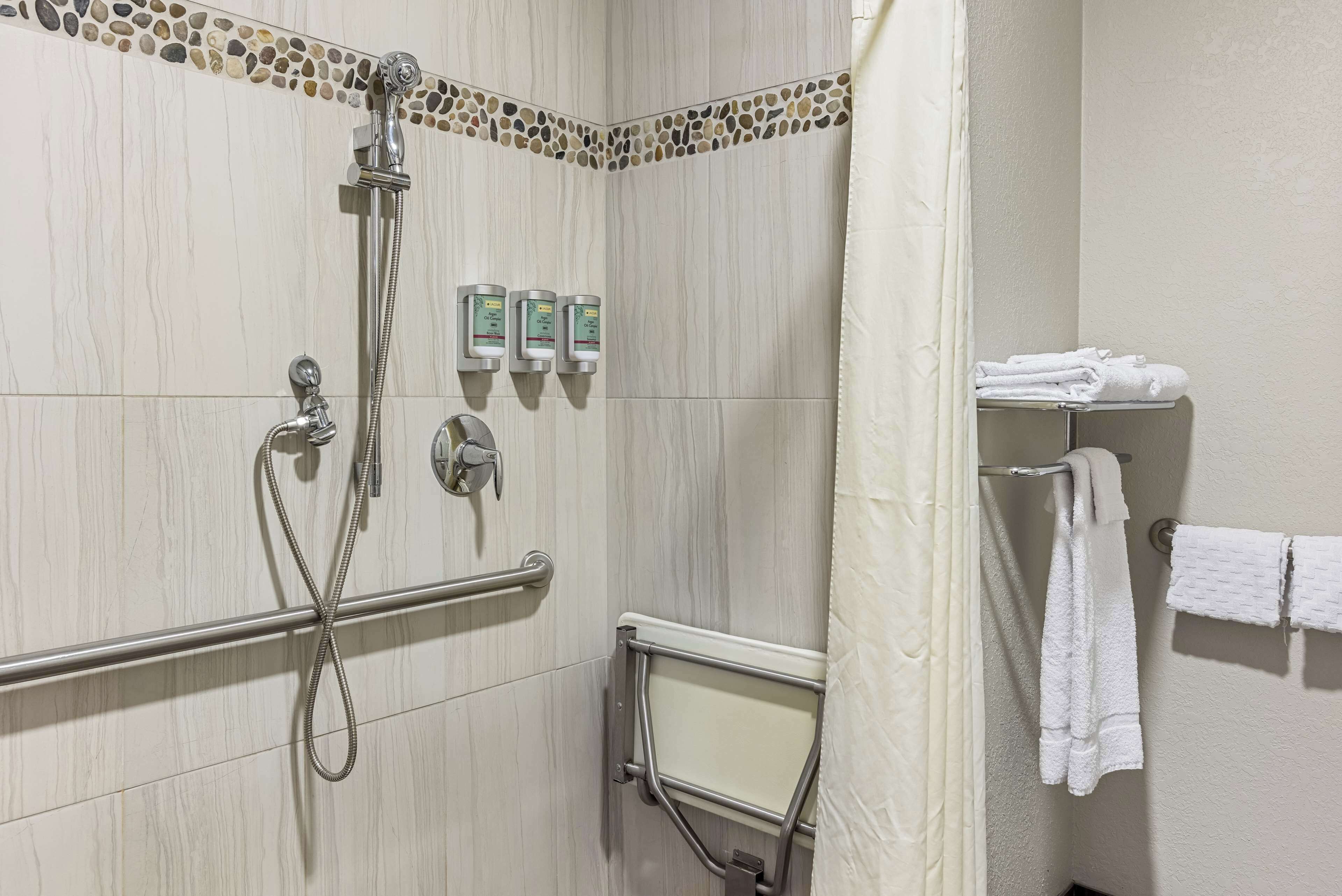 standard room, 1 queen bed, accessible, non smoking | bathroom | combined shower/bathtub, free toiletries, hair dryer, towels