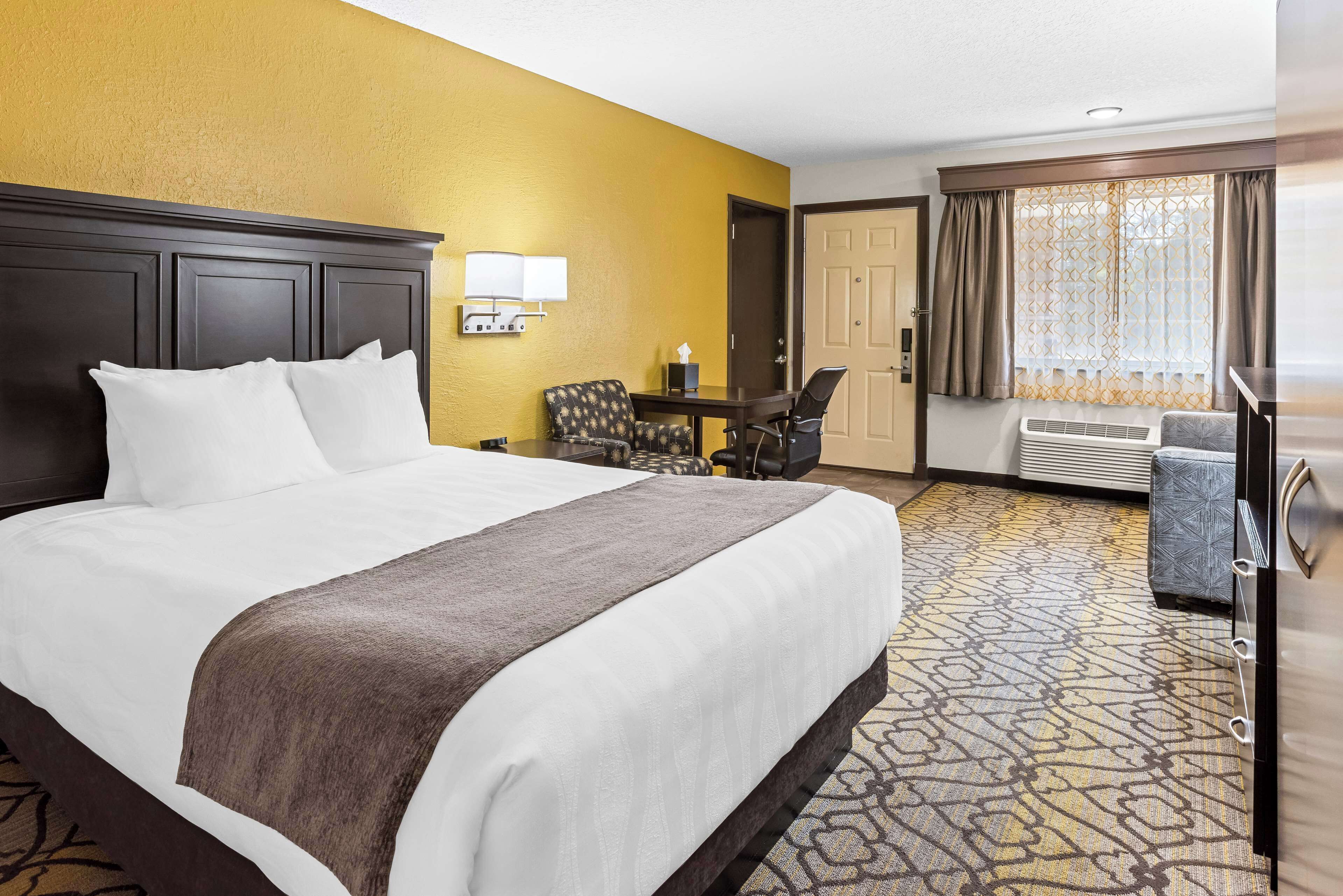 standard room, 1 queen bed, accessible, non smoking | 1 bedroom, desk, blackout curtains, iron/ironing board