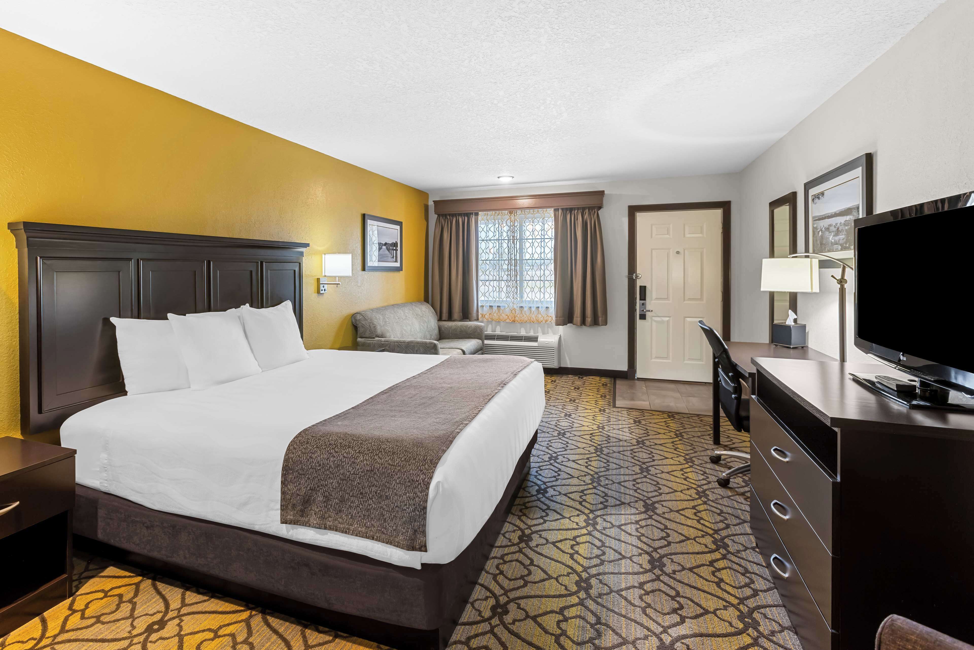 standard room, 1 king bed, non smoking, refrigerator | 1 bedroom, desk, blackout curtains, iron/ironing board