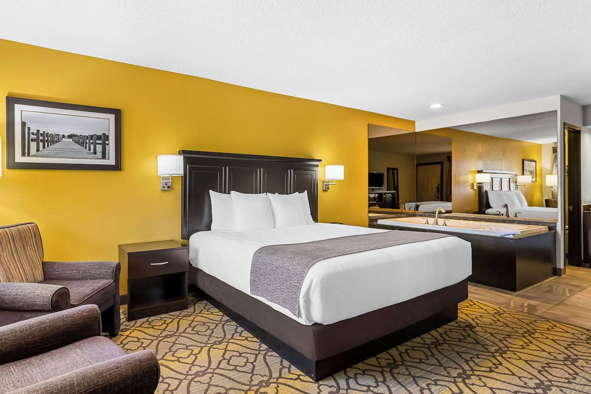 Standard Room, 1 King Bed, Non Smoking, Jetted Tub | Desk, blackout drapes, iron/ironing board, cribs (surcharge)