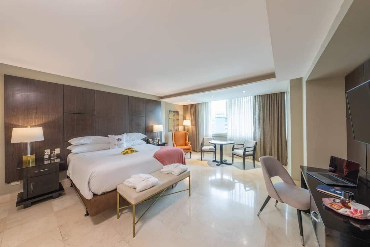 Suíte, 1 cama King, para não fumantes | 1 quarto, roupas de cama premium, edredons de pluma, cofres nos quartos
