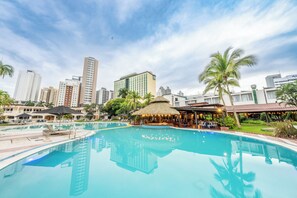 Piscina externa, funciona das 8h às 20h, barracas de cortesia