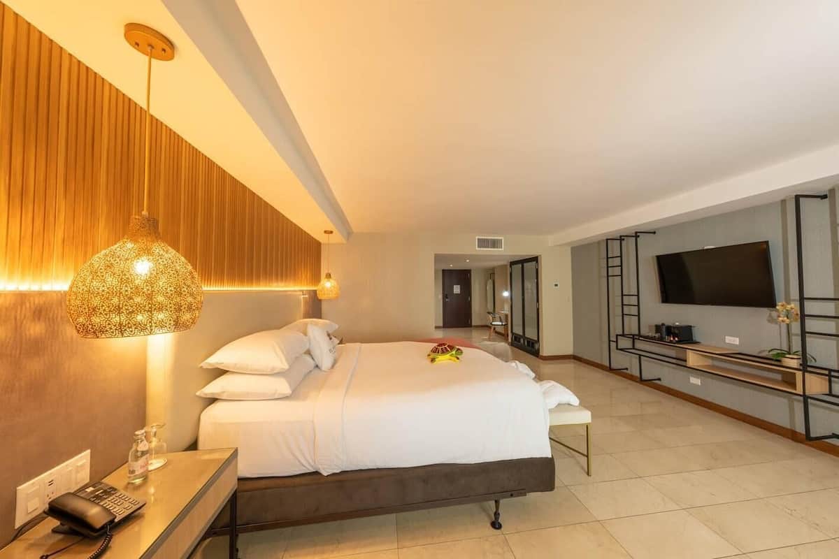 Suite, 1 cama de matrimonio grande, no fumadores | Ropa de cama de alta calidad, edredones de plumas, caja fuerte