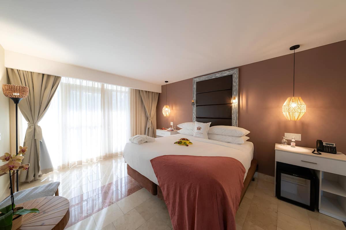 Habitación, 1 cama de matrimonio grande, junto a la piscina (Cabana) | Ropa de cama de alta calidad, edredones de plumas, caja fuerte