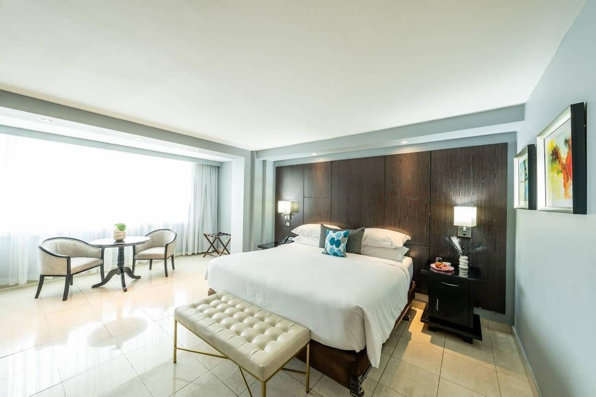 Quarto, 1 cama King, para não fumantes | 1 quarto, roupas de cama premium, edredons de pluma, cofres nos quartos