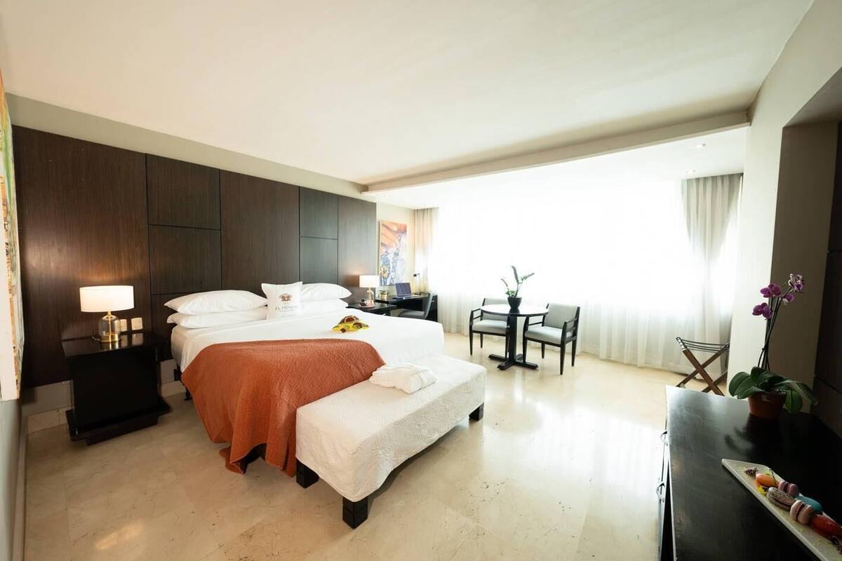 Quarto, 1 cama King, para não fumantes | Roupas de cama premium, edredons de pluma, cofres nos quartos
