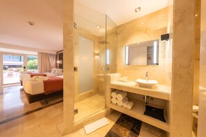 Habitación, 2 camas matrimoniales, junto a la alberca (Cabana) | Ropa de cama de alta calidad y edredón 