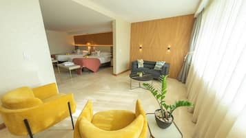 Suíte estúdio, 2 camas de casal, para não fumantes | Área de estar | TV LCD 32 polegadas com canais a cabo, TV