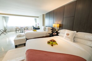 Chambre, 2 lits doubles, non-fumeur, vue sur la piscine (Cabana) | Literie de qualité, couette en duvet, coffre-fort, bureau