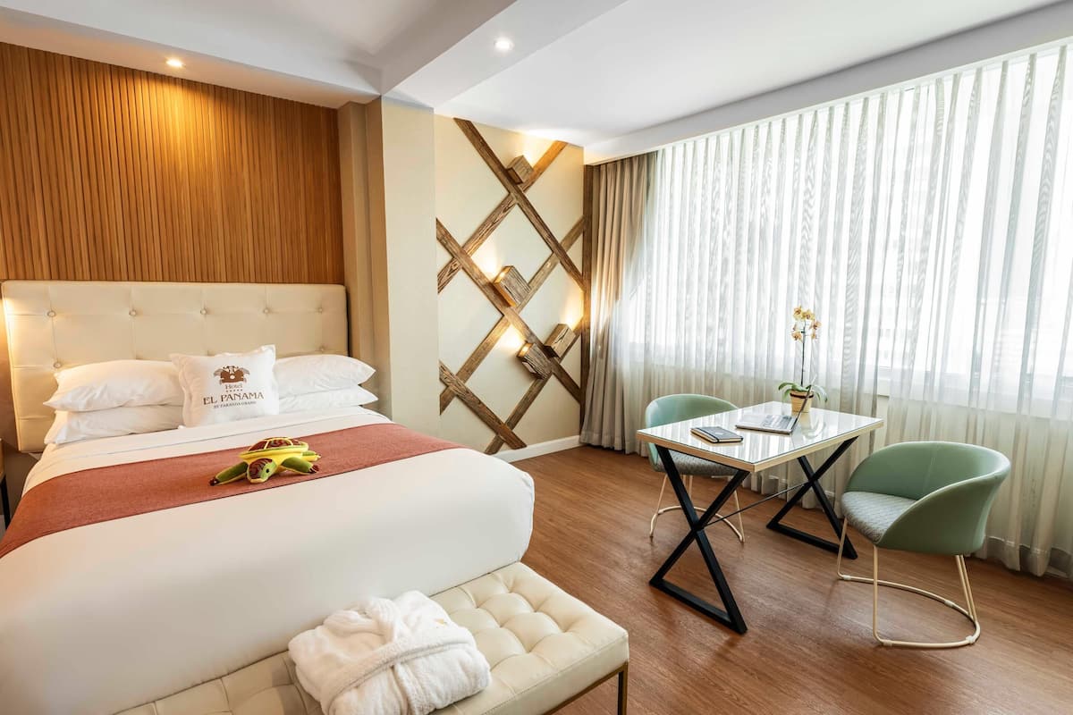 Quarto premium, 2 camas de casal, para não fumantes, vista para o jardim | 1 quarto, roupas de cama premium, edredons de pluma, cofres nos quartos