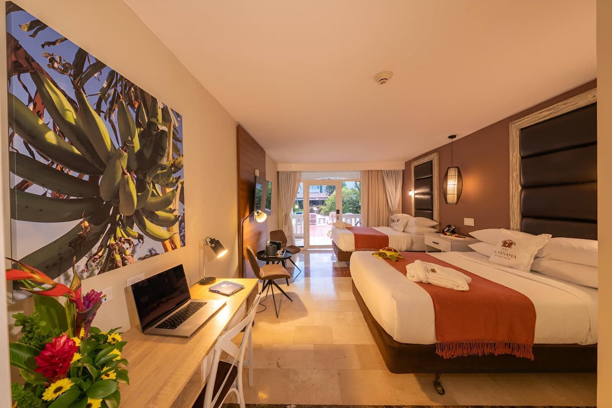 Habitación, 2 camas dobles, junto a la piscina (Cabana) | Ropa de cama de alta calidad, edredones de plumas, caja fuerte