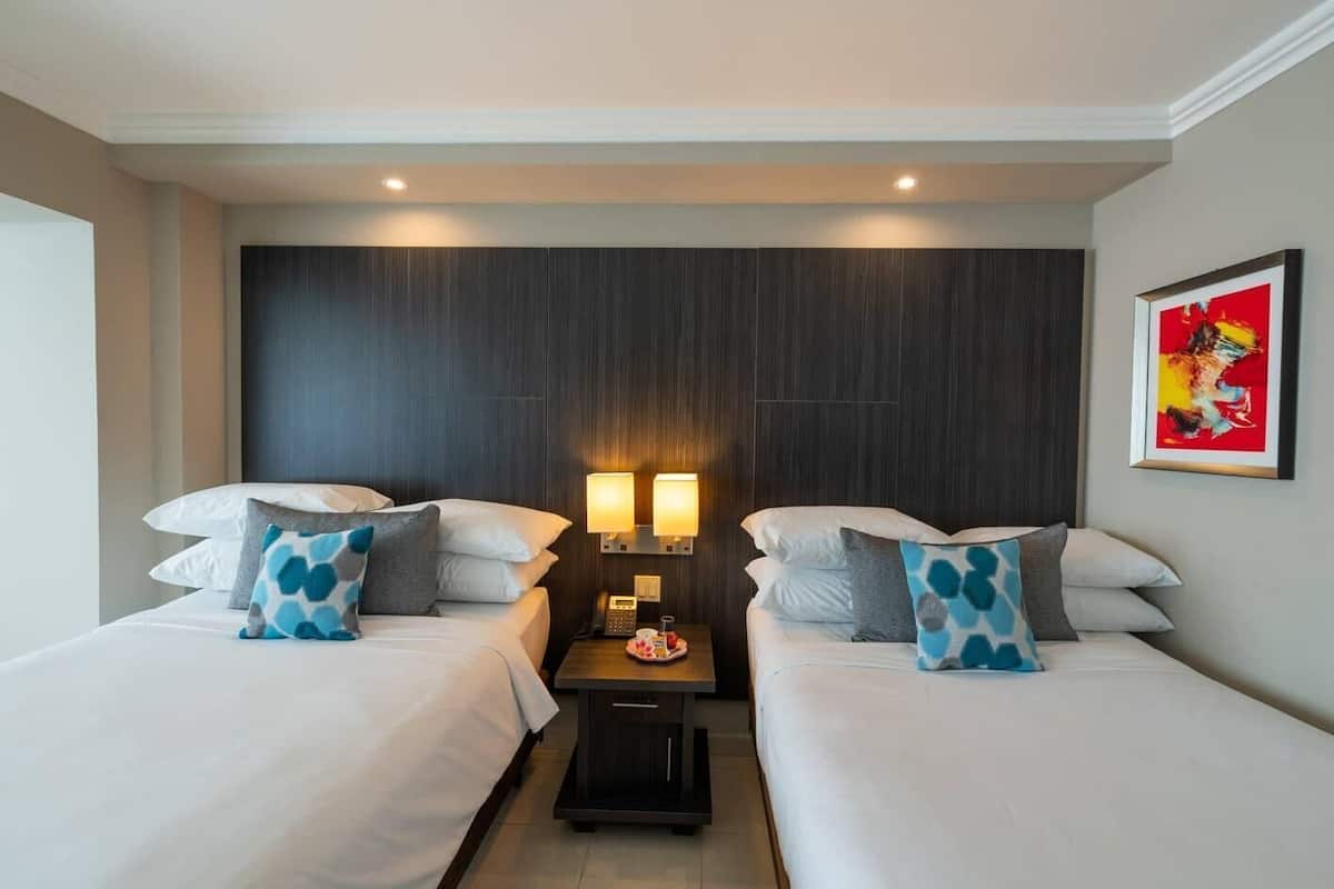 Habitación, 2 camas de matrimonio, no fumadores, vistas a la ciudad | Ropa de cama de alta calidad, edredones de plumas, caja fuerte