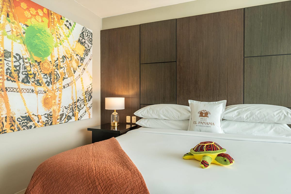Quarto premium, 1 cama King, para não fumantes, vista para a cidade | 1 quarto, roupas de cama premium, edredons de pluma, cofres nos quartos