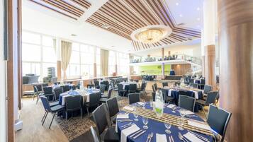 2 bars/lounges, swim-up bar, poolside bar