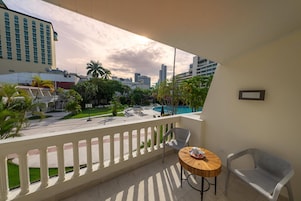 Habitación, 2 camas dobles, junto a la piscina (Cabana) | Ropa de cama de alta calidad, edredones de plumas, caja fuerte
