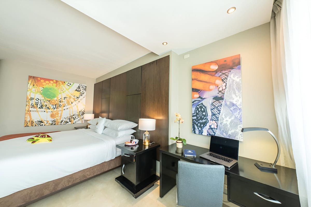 ห้องพรีเมียม, เตียงคิงไซส์ 1 เตียง, ปลอดบุหรี่, วิวเมือง | เครื่องนอนระดับพรีเมียม, ผ้านวมขนเป็ด, ตู้นิรภัยในห้องพัก, โต๊ะทำงาน