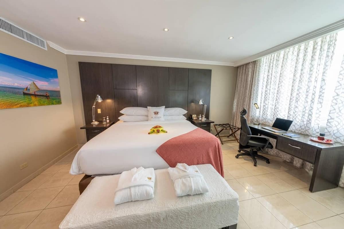 Suíte, 1 cama King, para não fumantes | 1 quarto, roupas de cama premium, edredons de pluma, cofres nos quartos