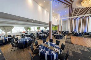 2 bars/lounges, swim-up bar, poolside bar