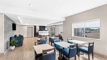 Café da manhã completo grátis todos os dias