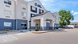 Un hotel Best Western con una fachada moderna, una entrada cubierta y un estacionamiento.