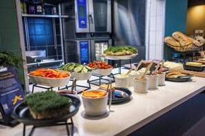 朝食 (ビュッフェ)、毎日提供 (無料)