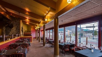 Der serveres frokost, aftensmad og amerikanske retter med havudsigt