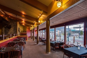 Lunch, dinner served; American cuisine, ocean views 