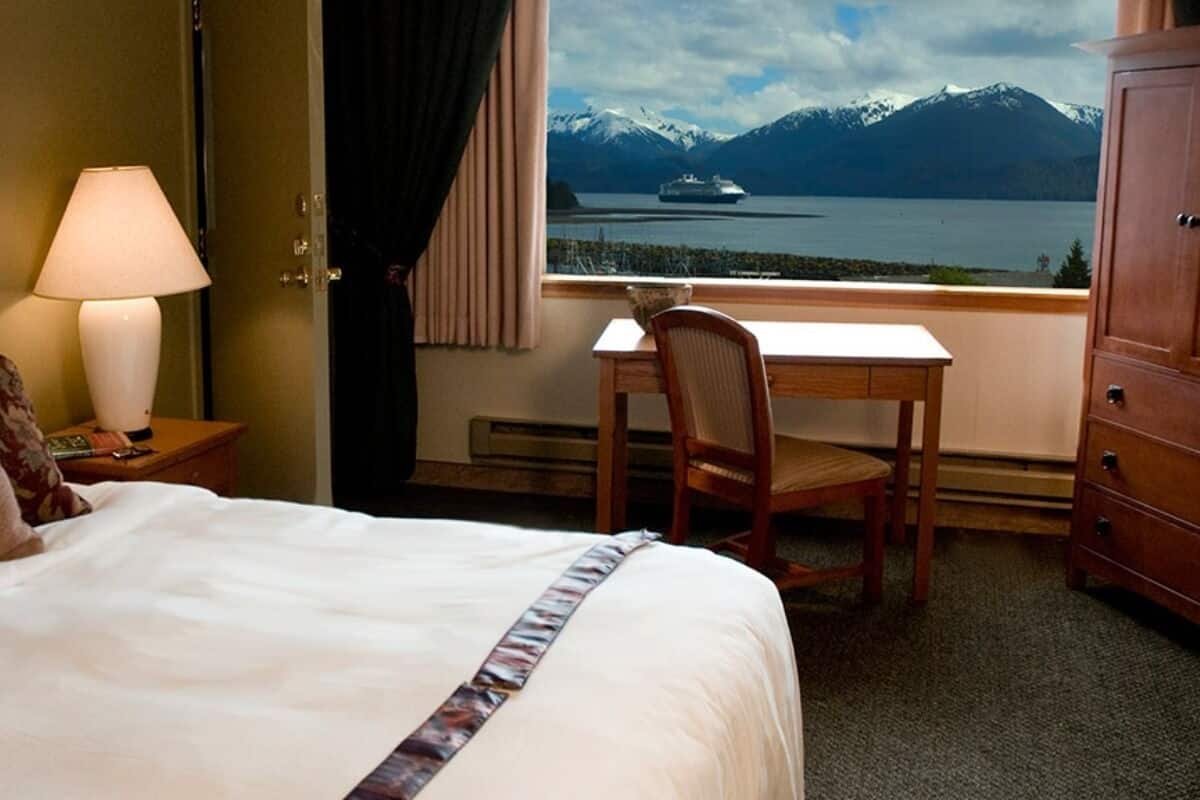 one queen standard | desk, iron/ironing board, free wifi, bed sheets