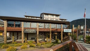 Un bâtiment sur lequel on peut lire l’inscription « Westmark Restaurant Lounge ».