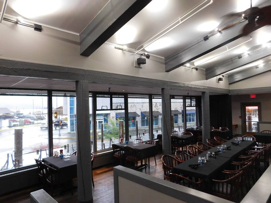 حيث تُقدم وجبات الغداء، العشاء، الأطباق الأمريكية، إطلالات على المحيط