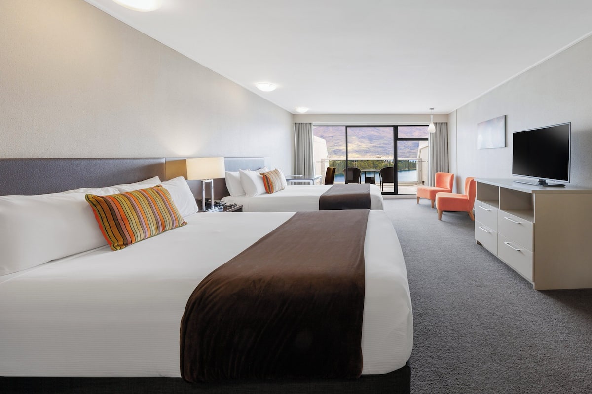 Caja de seguridad en la habitación, escritorio y cortinas blackout