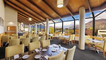 Sarapan dihidangkan, masakan tempatan