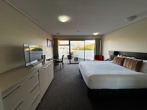 Superior Room (Superior Twin) | Peti besi dalam bilik, meja, langsir/tirai gelap terus