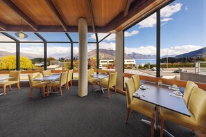 Sarapan dihidangkan, masakan tempatan 